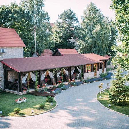Curtea Boierului Hotel Peresecina Екстериор снимка