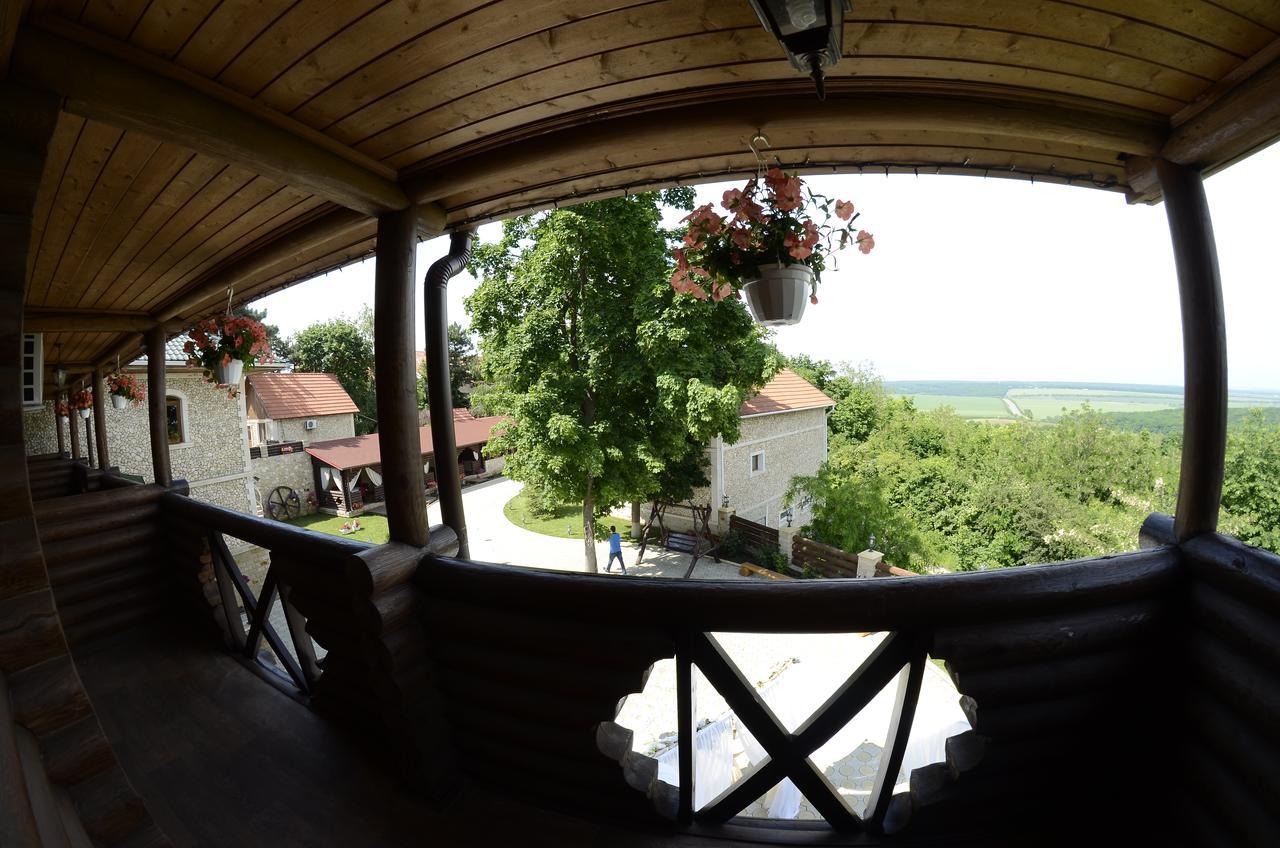 Curtea Boierului Hotel Peresecina Екстериор снимка