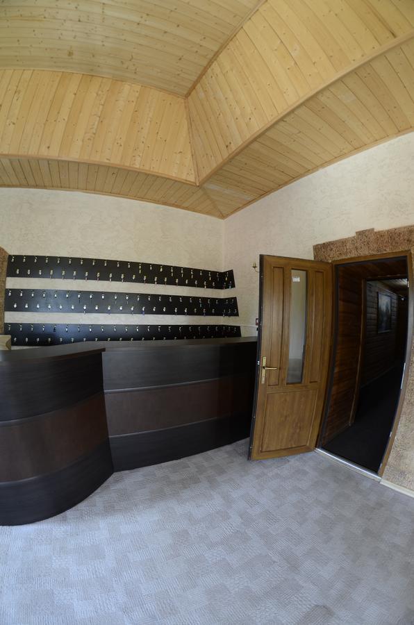 Curtea Boierului Hotel Peresecina Екстериор снимка