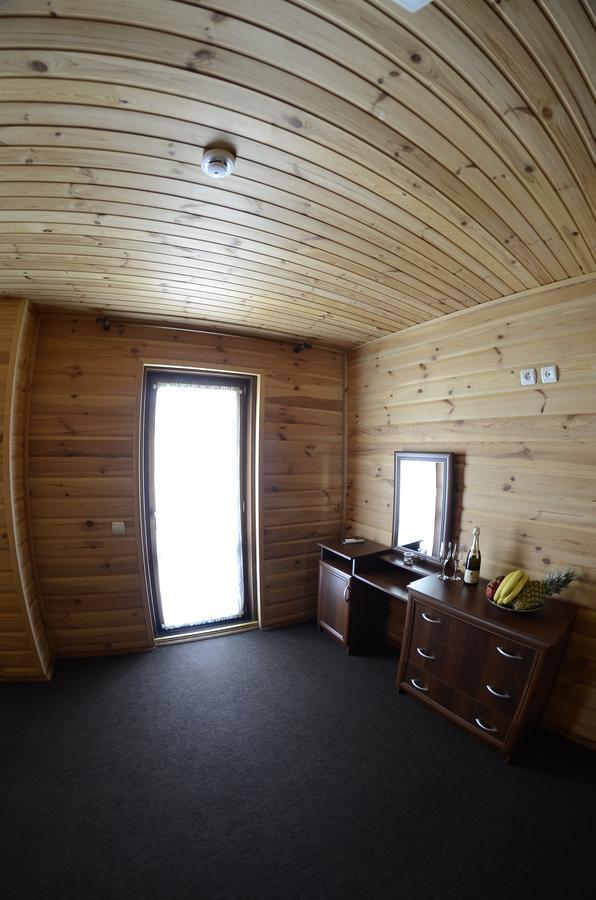 Curtea Boierului Hotel Peresecina Екстериор снимка