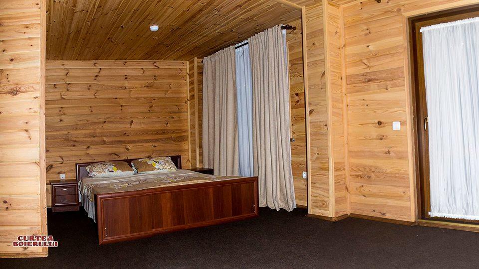 Curtea Boierului Hotel Peresecina Екстериор снимка
