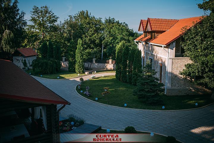 Curtea Boierului Hotel Peresecina Екстериор снимка