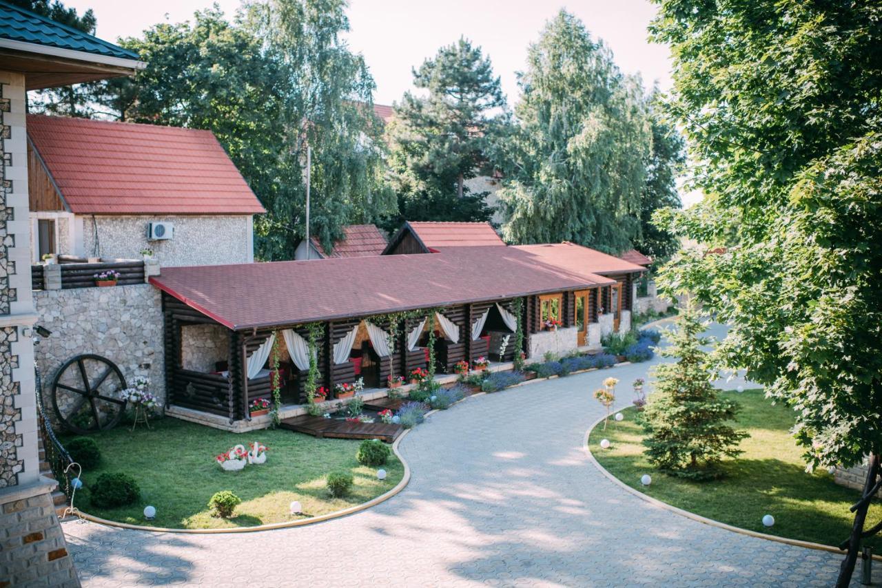 Curtea Boierului Hotel Peresecina Екстериор снимка